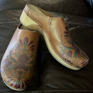 Dansko clog barely worn size 37.